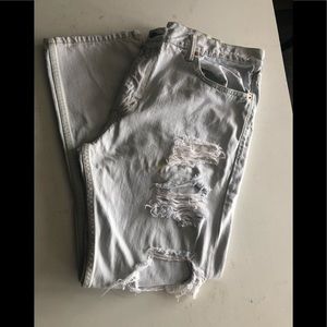 Light blue Levi’s distressed jeans
